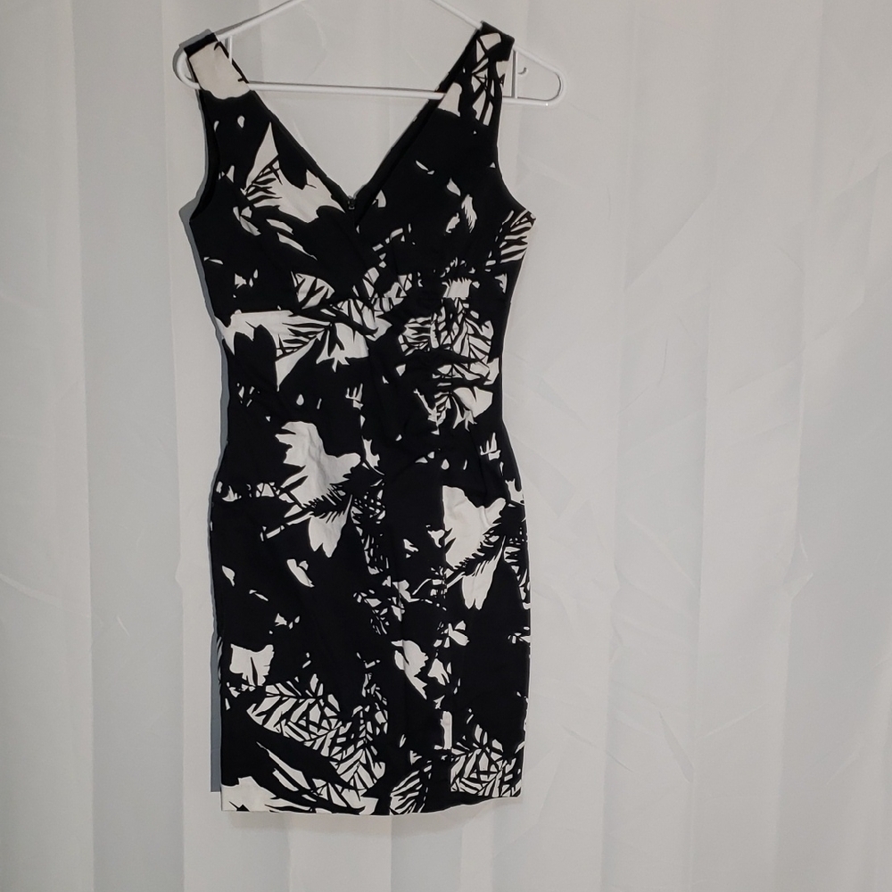 Black & White Abstract Leaf Print V-Neck Sheath Short Dress 8 Petite